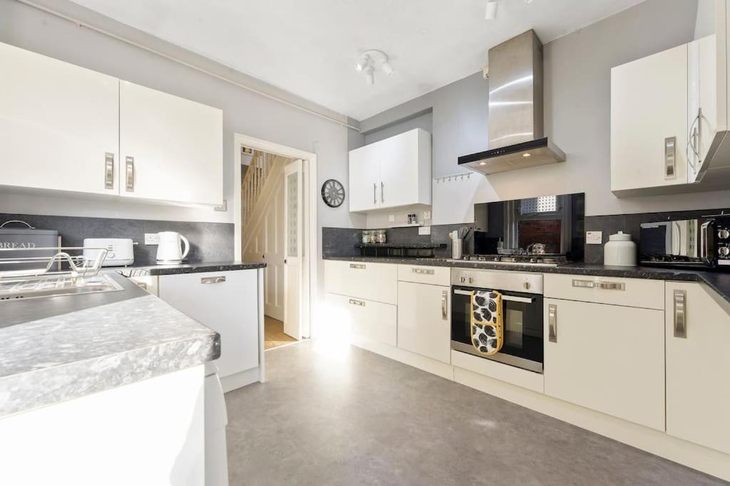 The Capstone Retreat - Beautiful Detached Family Home By Coastline Retreats, Arcade Machine, Parking, Bbq Bournemouth Bagian luar foto